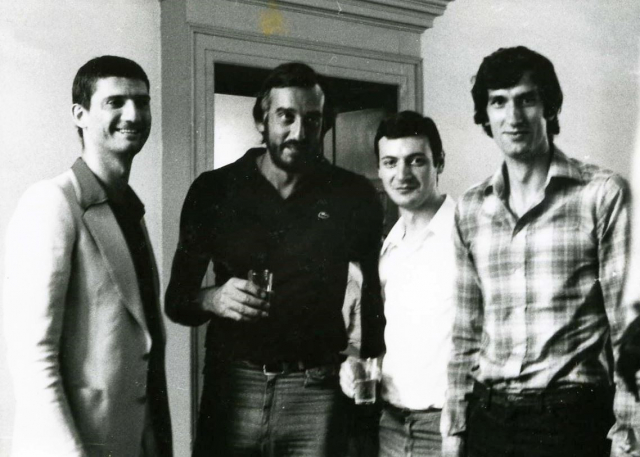 L'accoglienza di Claudio Malagoli (primo a sx) e Filippo Crippa (primo a sx) alla Mecap Vigevano nel 1976/77.  (per gentile concessione di S.Albanese - il secondo da sx, il terzo è Di Maio)